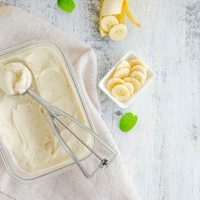 Helado de banana recién hecho en casa: perfecto para comer este finde de verano, cerca de la pileta o al aire libre