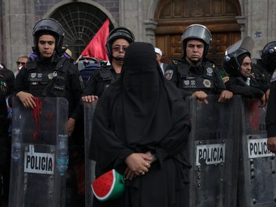 Policías enfrentan a encapuchados durante marcha en CDMX a favor de Palestina