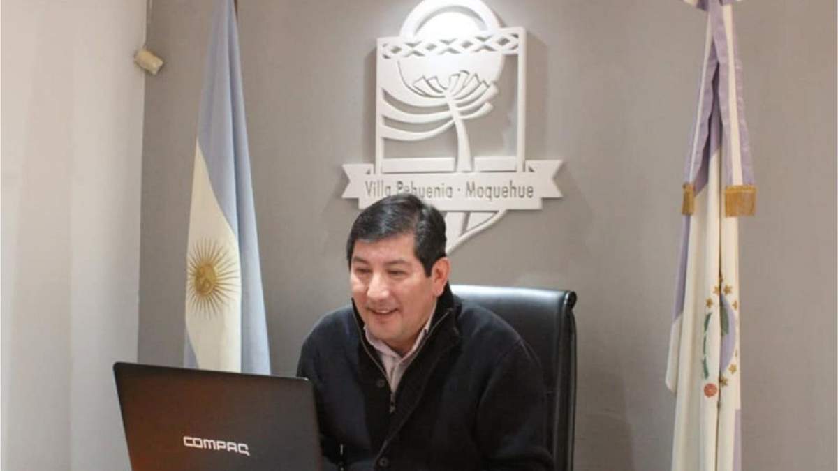El intendente Sandro Badilla realizó la entrega de microcréditos. Fuente: (Twitter)