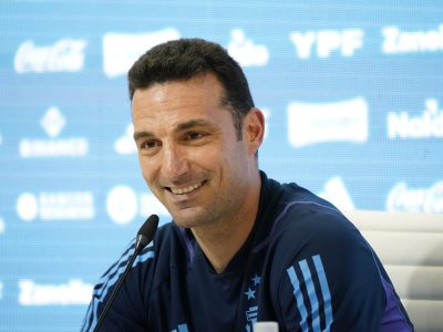 Sorprendió a todos: Lionel Scaloni posó con una camiseta del ascenso