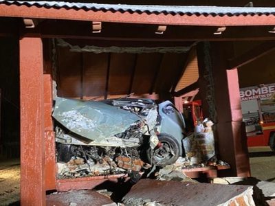 Chocó contra una garita de colectivo en San Martín de los Andes y la destruyó por completo