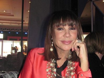 A sus 78 años, Mora Furtado derrocha estilo con un look del color que marca tendencia este invierno
