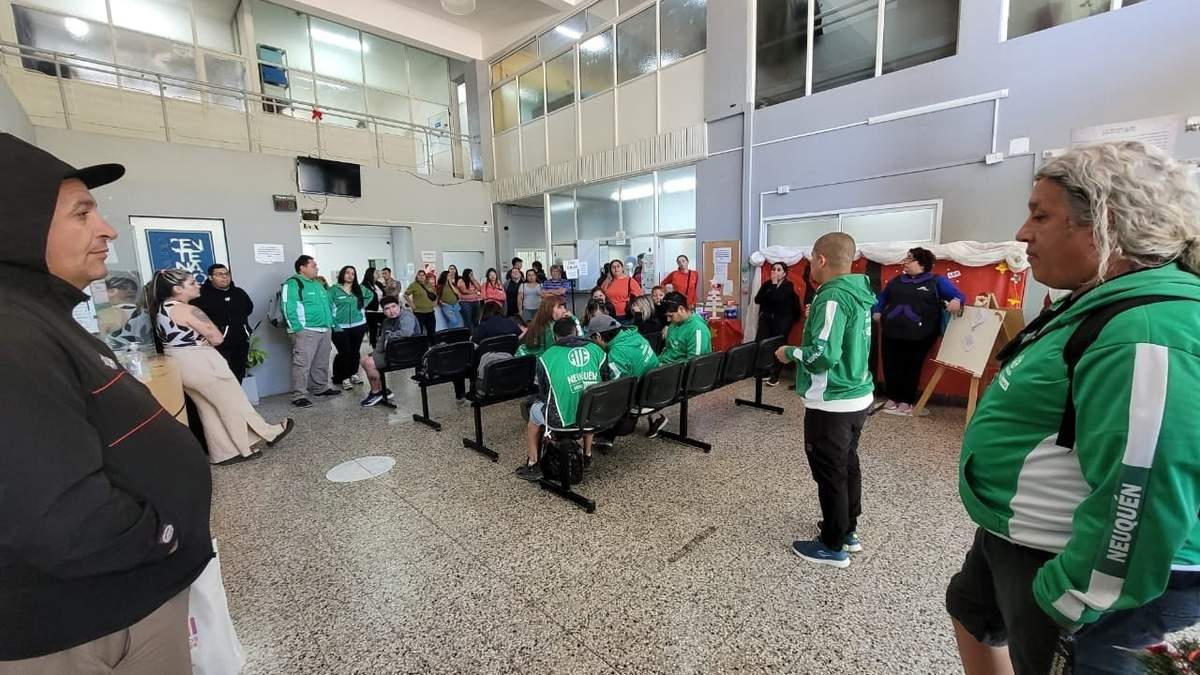 Municipales de Centenario en plena asamblea. Fuente: (ATE)