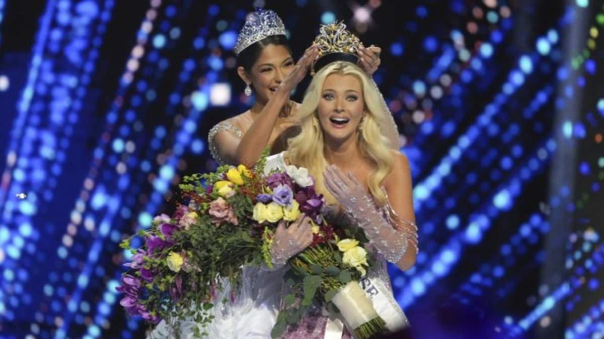 Miss Dinamarca Victoria Kjær Theilvig, al centro, reacciona después de ganar la 73ra edición de Miss Universo en Ciudad de México