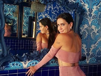 ¡Son enormes! Celia Lora luce escotazo redondo y al acostarse ¡se salen!