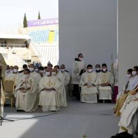 Arrestan a un hombre con un cuchillo en el estadio de Nicosia antes de la misa del Papa en Chipre