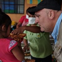 El chef español José Andrés propone un plan para paliar el hambre