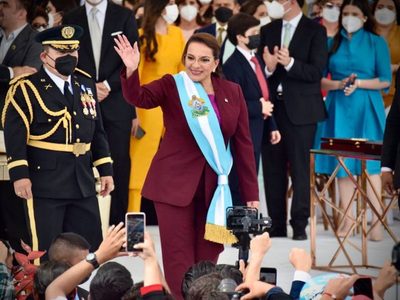 Presidenta de Honduras amaga a Trump con retirar base militar de EU