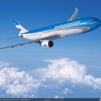 Las aerolíneas podrán vender pasajes sin el 30% de recargo