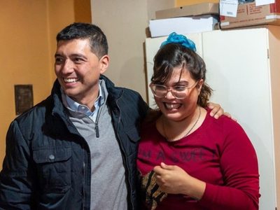 Marcos Koopmann visitó a la joven estafada que donó sus pizzas al Hospital Heller
