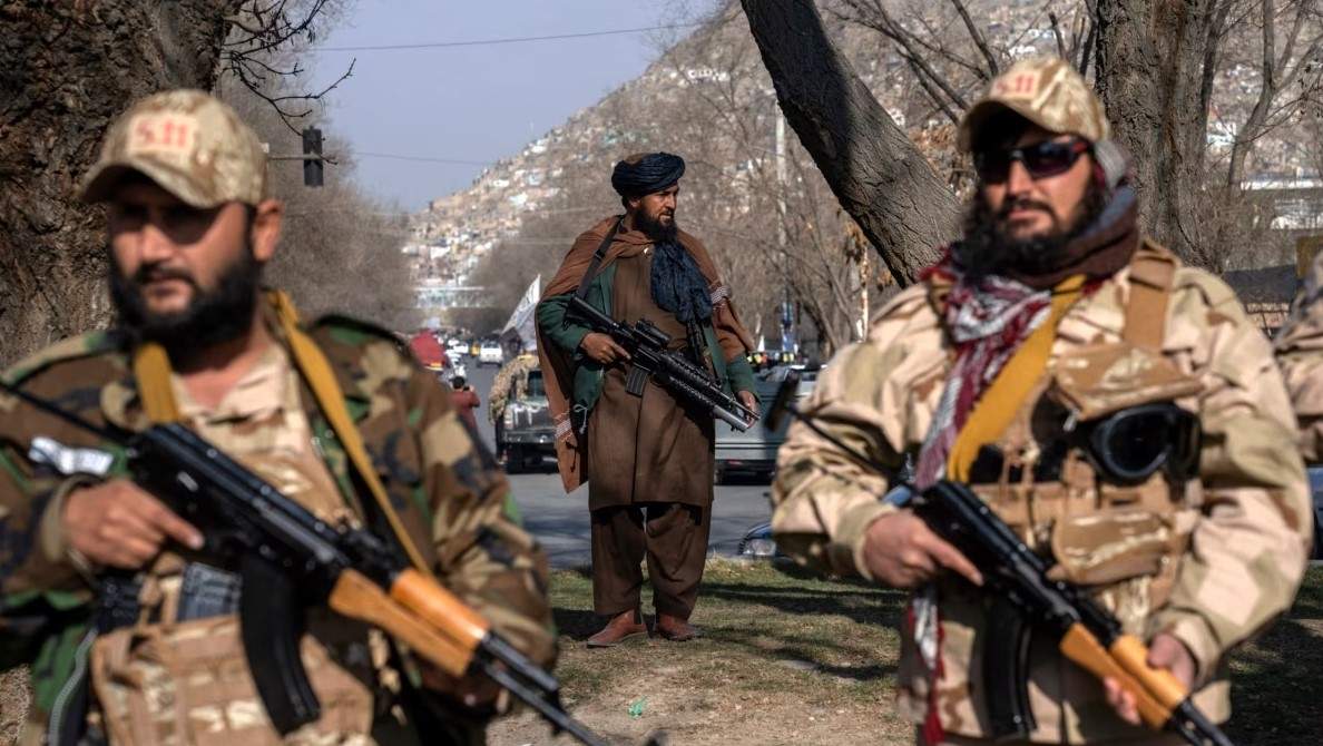 ARCHIVO - Combatientes talibanes montan guardia en Kabul, Afganistán, el 26 de diciembre de 2022