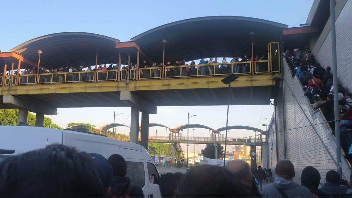 Usuarios de la Línea A del Metro reportaron tiempos de espera de hasta media hora para abordar