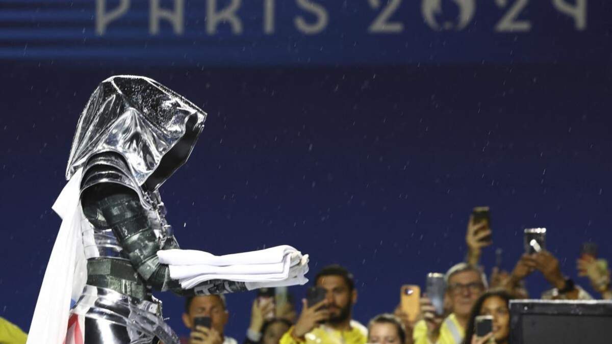 Una mujer porta la bandera olímpica en el Trocadero, durante la ceremonia inaugural de los Juegos de París