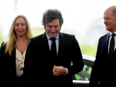 Milei sostiene encuentro con canciller alemán, Olaf Scholz en controvertida gira por Europa