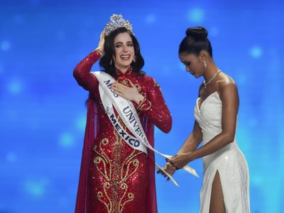 La mexicana Fátima Bosch supera la controversia para convertirse en Miss Universo (Video)