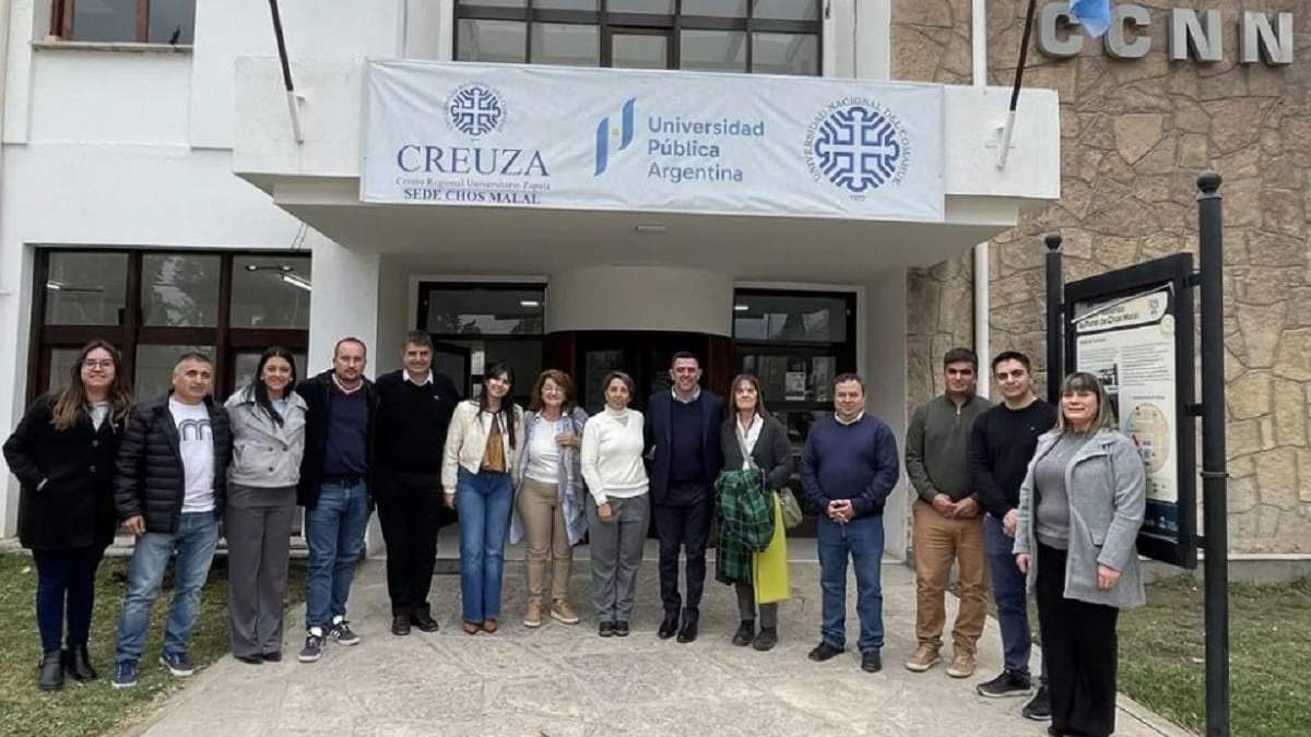 Funcionarios provinciales, municipales y de la UNCo participaron en el lanzamiento del curso de nivelación. Fuente: (Gobierno de Neuquén)