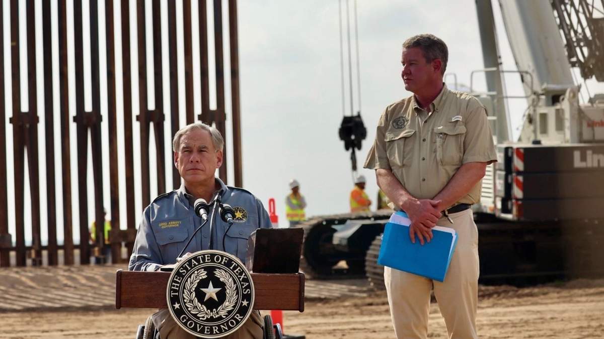 El gobernador de Texas Greg Abbot supervisa obras de construcción del muro fronterizo