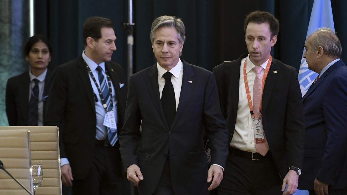 El secretario de Estado de Estados Unidos, Antony Blinken, en el centro, llega a una cumbre de ministros de Exteriores del G20 en Nueva Delhi