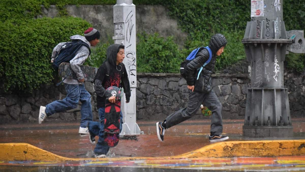 Probabilidad de chubascos con lluvias puntuales fuertes en Ciudad de México este jueves