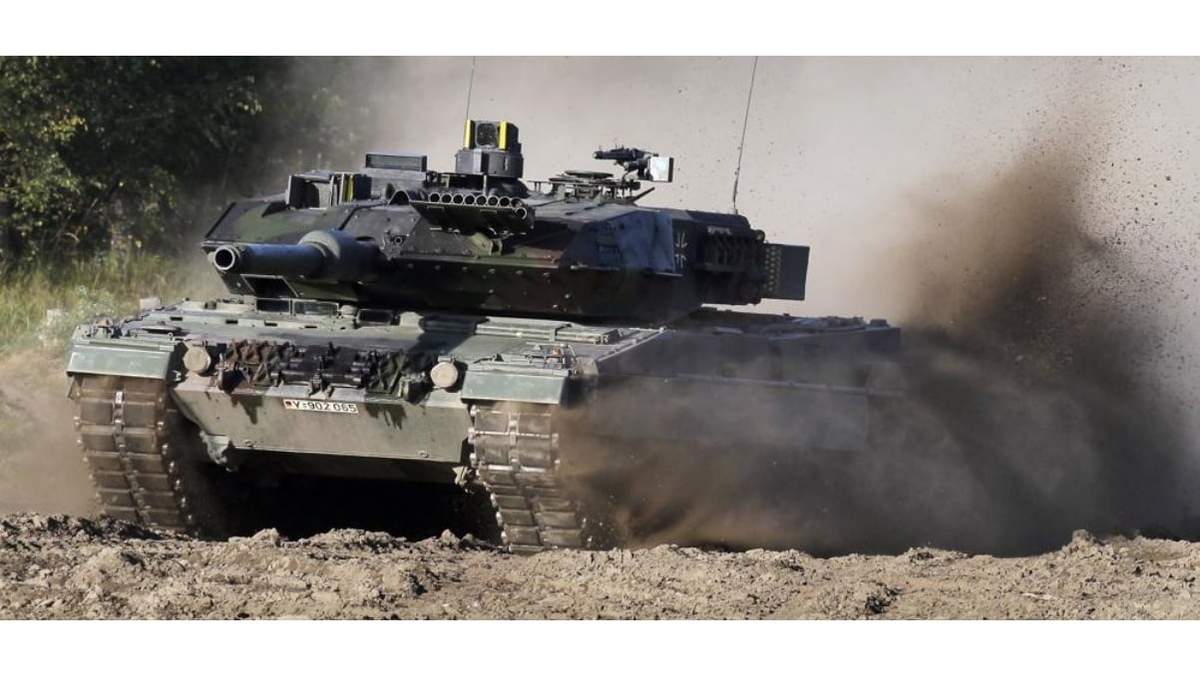 Un tanque Leopard 2 avanza durante un evento de demostración ante la prensa el miércoles 28 de septiembre de 2011, en Münster, Alemania