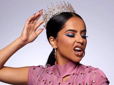 ¡Acurrucada! Becky G no se sentó bien en la cama y acaloró Instagram