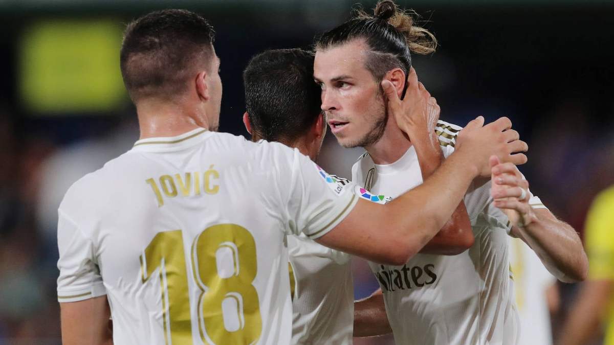 Jovic, de espalda mientras saluda a Bale. Fuente (Instagram)