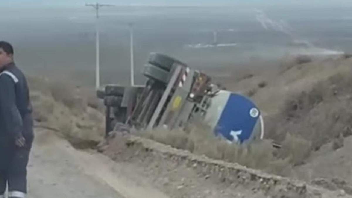 Camión de YPF volcado. Fuente: (Canal 7)