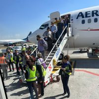 Hombre que abrió la salida de emergencia de un avión es apoyado por otros pasajeros
