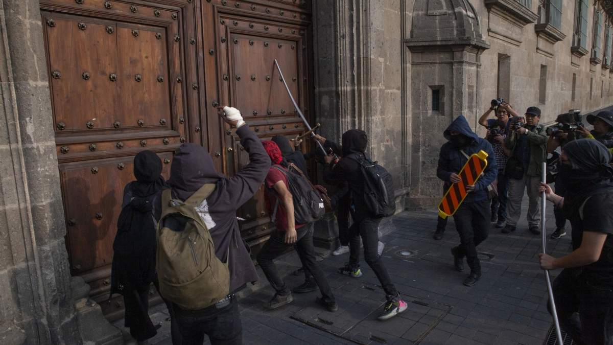 Padres y familiares, además de integrantes de la sociedad civil, estudiantes, normalistas e integrantes de sindicatos marcharon en Paseo de la Reforma en la Ciudad de México para conmemorar el 5 aniversario de la desaparición de 43 normalistas de Ayotzinapa en Iguala por supuestos policías municipales. Casi al final de la marcha grupos anarquistas vandalizaron fachadas y ventanas a su paso al zócalo