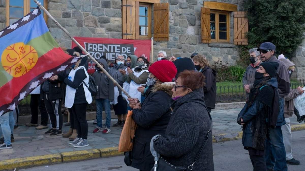 Marcha en defensa a la comunidad mapuche en Bariloche. Fuente: (Twitter)