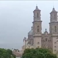 Rayo cae en torre de la iglesia de Santa Prisca en Taxco