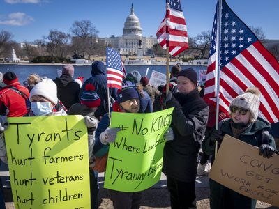 "Deporten a Musk, destronen a Trump": protestan en EU contra política de despidos (Video)