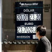 El peso vuelve a tocar fondo: el dólar supera las 23 unidades en operaciones interbancarias
