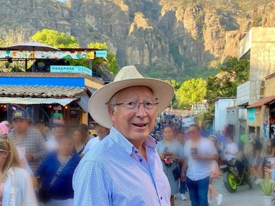 El embajador Ken Salazar asiste a misa en la catedral de Cuernavaca