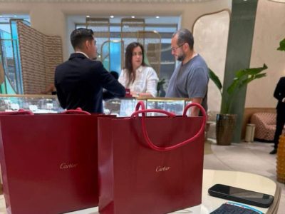 Carolyn Adams, esposa de José Ramón López Beltrán, niega compras en Loro Piana; acusa difamación