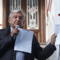 López Obrador presenta copia de dos depósitos al fideicomiso "Por los demás"