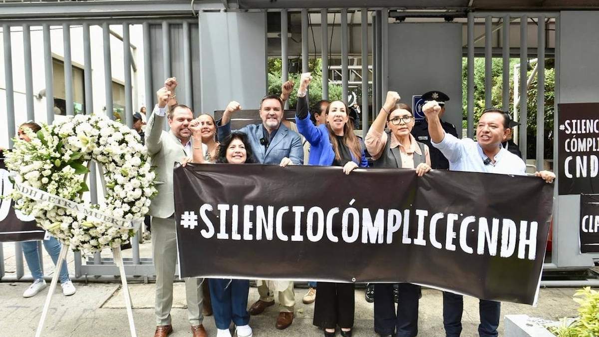 Diputados del PAN "clausuraron" simbólicamente la CNDH el 12 de septiembre