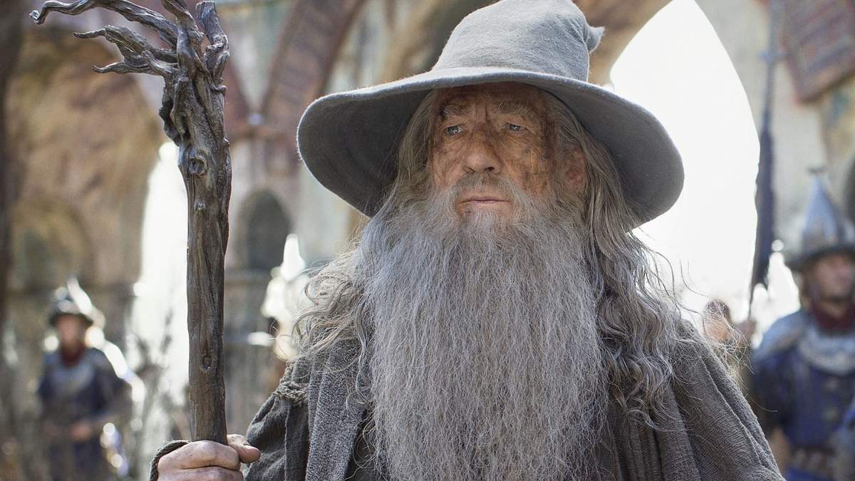 Ian McKellen personificando a Gandalf