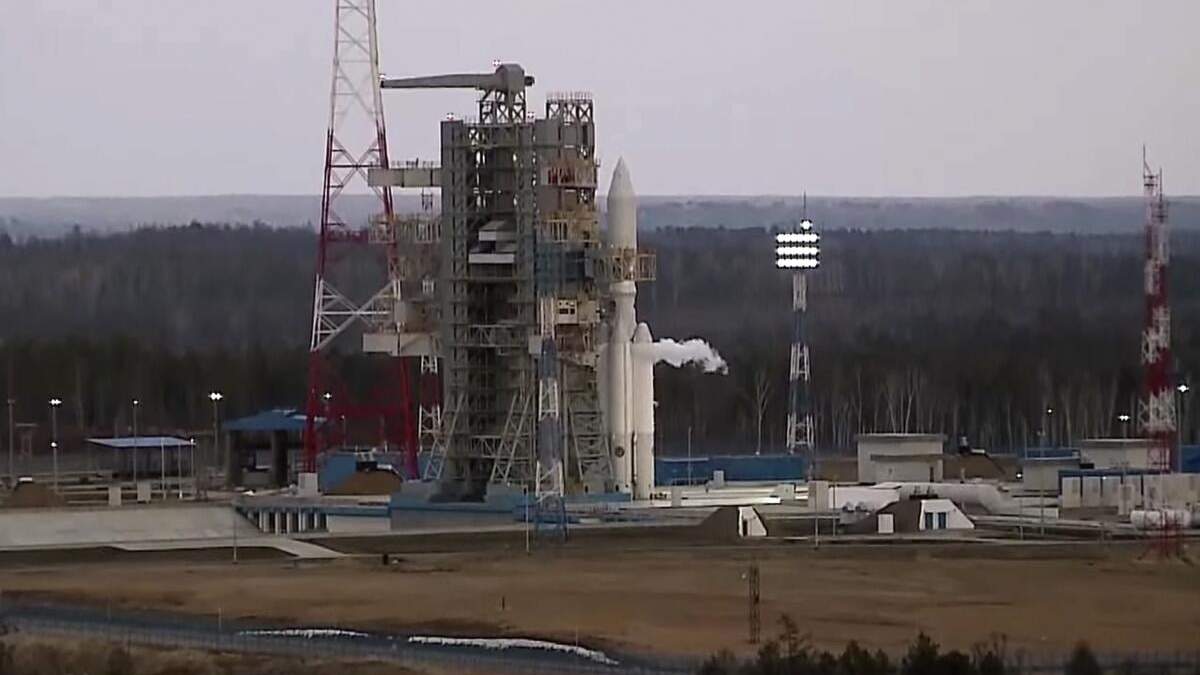 En esta imagen, tomada de un video distribuido por la corporación espacial estatal rusa, Roscosmos, el 10 de abril de 2024, un cohete Angará-A5, visto antes del despegue, en el centro de lanzamiento de Vostochny, a las afueras de la ciudad de Tsiolkovsky, a unos 200 kms (125 millas) de la ciudad de Blagoveshchensk, en la región de Amur, en el extremo oriental de Rusia