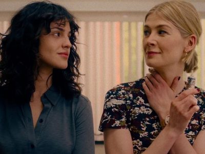 Netflix: el beso viral entre Eiza González y Rosamund Pike, las estrellas de "Descuida, yo te cuido"