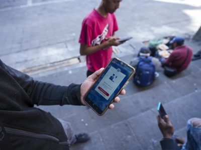 Funcionarios de inmigración de EU buscan ampliar la recopilación de datos de las redes sociales