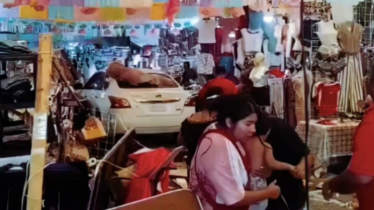 Automovilista embiste puestos y personas