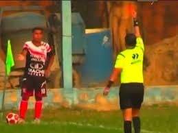 Expulsan a futbolista de juego en Perú por orinar en el campo