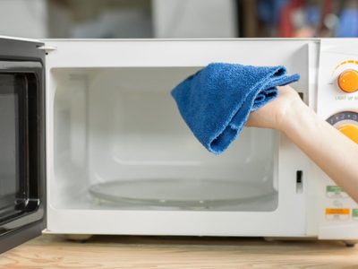 Así tenés que limpiar y mantener tu microondas para que dure muchos años y no tengás que gastar en uno nuevo