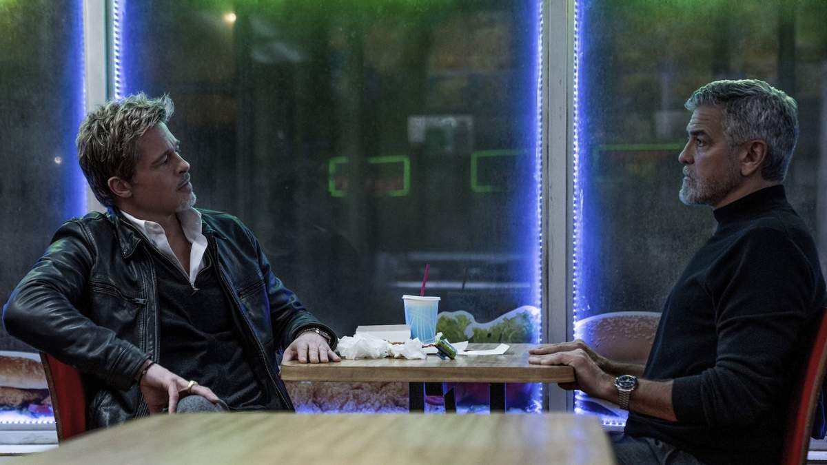 Brad Pitt y George Clooney en una escena de "Wolfs"