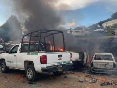 Habitantes de Cherán queman camionetas de guardias comunitarias