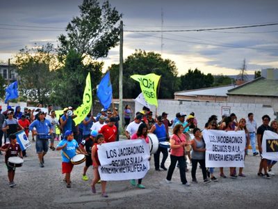 ¡Si a la megaminería!: Un pueblo de Río Negro marchó a favor