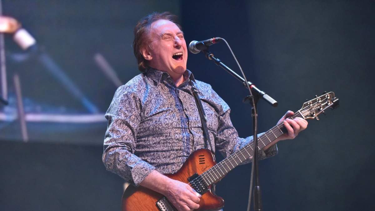 Denny Laine durante un concierto el 17 de enero de 2019