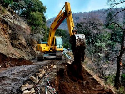 Vialidad de Neuquén comenzó la reparación del socavón en la ruta de ingreso a Quila Quina