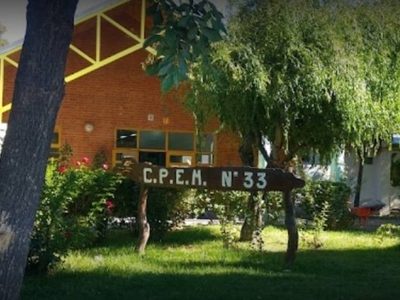Una mujer entró al aula y le pegó una cachetada a un alumno